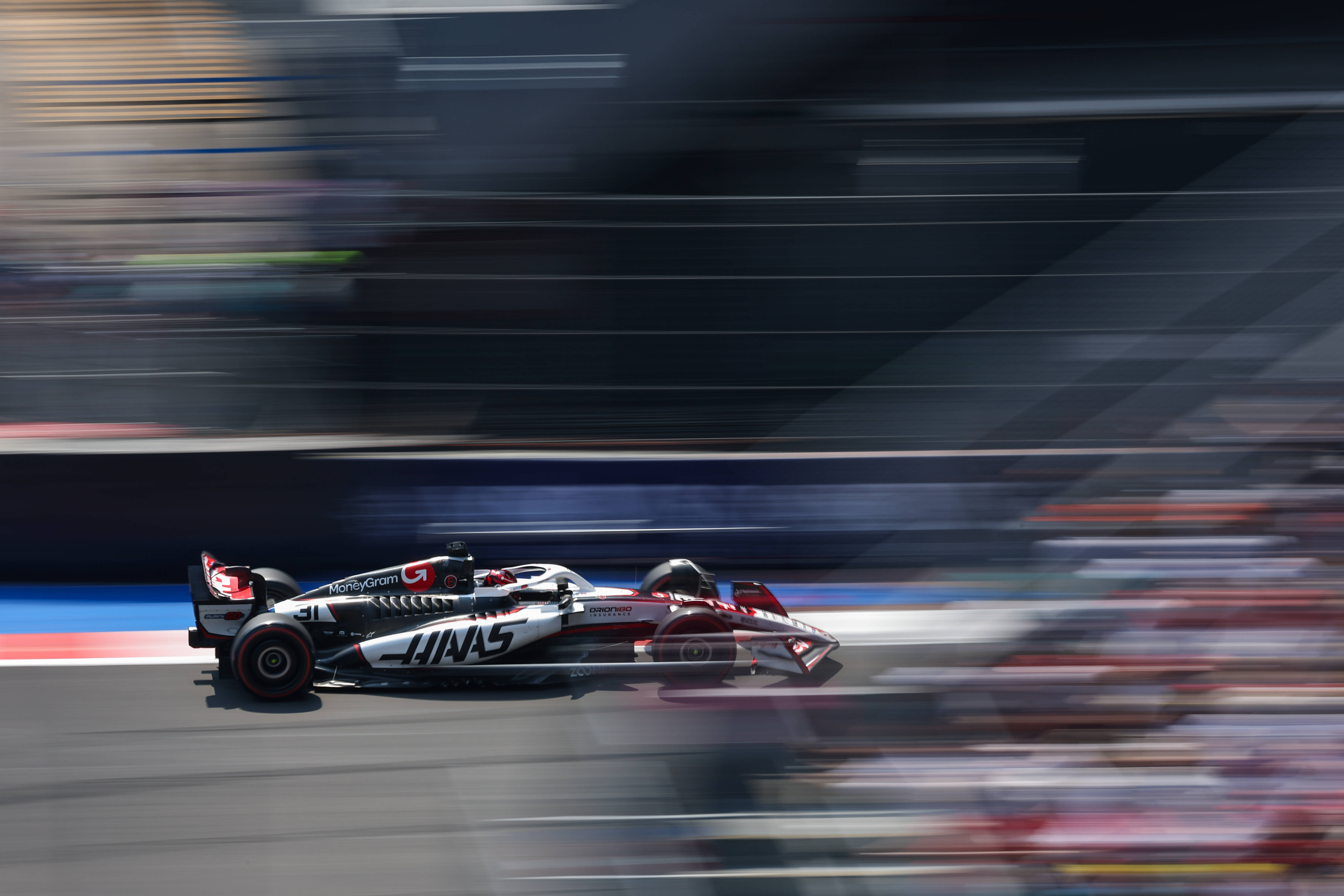 红牛二队鏖战哈斯车队，佩雷兹带队取胜